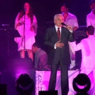 Enrique Guzmán complace a miles de tapatíos