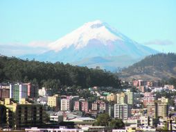 CERCO. Quito es una ciudad que ofrece bellas postales de los volcanes y cerros que la rodean.  /
