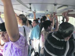 AFERRADOS. Los espacios para sujetarse se desvanecen con cada mano que se ase para mantener en pie un cuerpo.  /