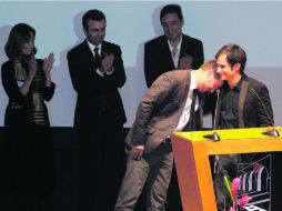 Roban cámaras. Gael García (derecha) y Pablo Larraín, figuras del festival.  /