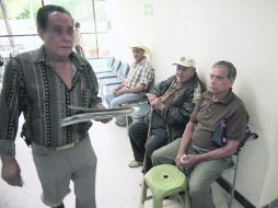 Trámites. Pensionados acuden al Infonavit a gestionar la devolución de su ahorro.  /