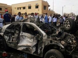La policía inició una búsqueda de los perpetradores y para ver si había algún otro coche bomba en el área. ARCHIVO  /