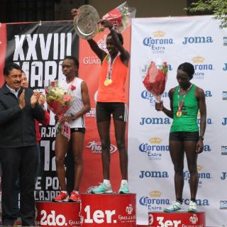 Kenianos lideran Maratón tapatío