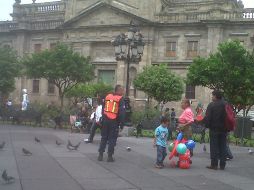 Los comerciantes se esconden donde pueden y una vez que torean a la autoridad, algunos continuaron ofreciendo sus mercancías.  /