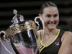 Nadia Petrova abraza su trofeo luego de triunfar sobre Caroline Wozniacki. AP  /