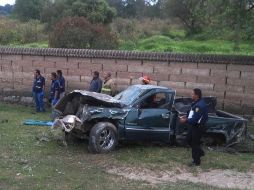 Esta camioneta salió de la cinta asfáltica y terminó dando volteretas. En este accidente fallecieron dos personas.  /
