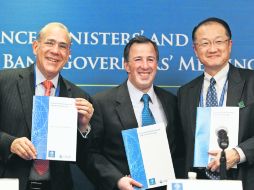 Triada.- El secretario de la OCDE, José Ángel Gurría (izquierda) y José Antonio Meade, secretario de Hacienda de México. EFE  /