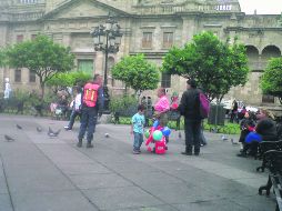 Un oficial amenaza a doña Margarita con 'echarle a Reglamentos', tras encontrarla sentada en una de las bancas con un racimo de globos.  /