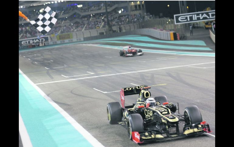 Por fin. Luego de quedarse en la orilla muchas veces esta campaña, Kimi Raikkonen recibe la bandera a cuadros en el sitio de honor. AP  /