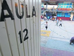 En la escuela 13 de Septiembre en la colonia Jalisco, en Tonalá, opera el turno nocturno para niños de primaria en condiciones adversas  /