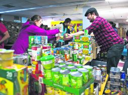 Ayuda. Los afectados por ''Sandy'' reciben víveres en los albergues. AP  /