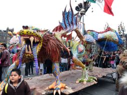 Padres de familia acompañados de sus pequeños y hasta las abuelitas se pararon un instante al lado de los alebrijes. NTX  /