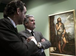 Miguel Zugaza, director de El Prado y Manuel Marín, contemplan el cuadro ''San Juan Bautista''. EFE  /