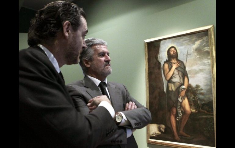 Miguel Zugaza, director de El Prado y Manuel Marín, contemplan el cuadro ''San Juan Bautista''. EFE  /