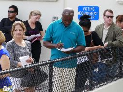 Habitantes de Florida se forman en una casilla para emitir su voto de forma anticipada. REUTERS  /