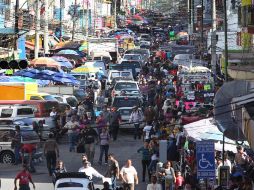 En la zona de Obregón se instalan, desde el 2010, 200 comerciantes en la vía pública con permisos municipales. ARCHIVO  /