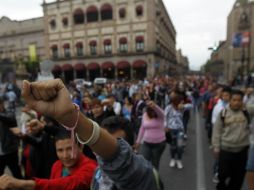 Casi 200 estudiantes, seguidos por los camiones que los trajeron a la ciudad de Morelia, llenaron las calles del Centro Histórico.  /