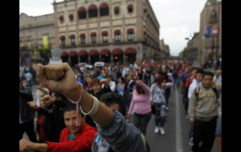 Casi 200 estudiantes, seguidos por los camiones que los trajeron a la ciudad de Morelia, llenaron las calles del Centro Histórico.  /