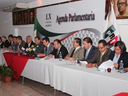 En la presentación de la agenda legislativa, los diputados locales del PRI estuvieron acompañados por su líder, Eduardo Almaguer.  /