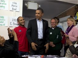 La visita sorpresa llevó a que muchos pidieran una foto con el presidente de EU, Barack Obama. AP  /