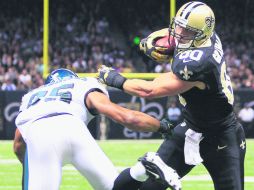 Jimmy Graham, de los Santos, esquiva a Mychal Kendricks para conseguir una antación. REUTERS  /