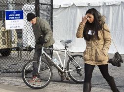 Dos votantes abandonan su centro de votación en Staten Island, Nueva York. AFP  /