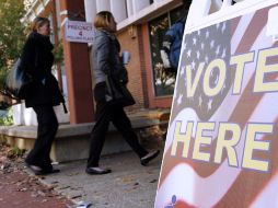 Residentes esperan en la fila de un centro de votación para sufragar. XINHUA  /