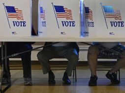 Ciudadanos estadounidenses continúan emitiendo sus votos durante la jornada electoral de este día. EFE  /