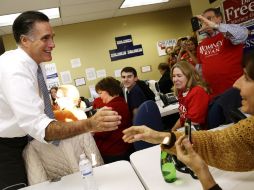 Mitt Romney hizo una parada el martes en un local de su campaña en el estado clave de Ohio. AP  /