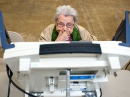 Una mujer observa las opciones antes de emitir su voto en Lafayette, Indiana. AP  /