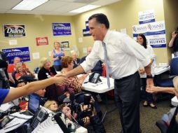 Romney saluda a voluntarios, durante visita a centro de campaña en Pennsylvania. AFP  /