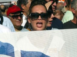 Griegos reclamando ante medidas de austeridad.  /