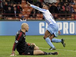 Eliseu festeja el gol del Málaga en el partido ante el Milán. REUTERS  /