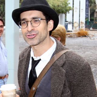 Se sumerge Bruno Bichir en ''Paisaje marino con tiburones y bailarina''