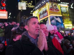 Imagen de la reacción de neoyorkinos al observar resultados. AP  /