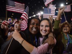 Seguidores de Barack Obama celebran en Chicago tras escuchar los resultados proyectados de la elección. EFE  /