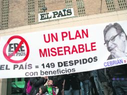 Rechazo total. Trabajadores del diario español se oponen afuera de las instalaciones en Madrid. REUTERS  /