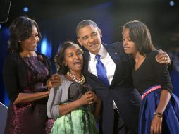 El presidente estadounidense festejó su victoria acompañado de su familia y equipo de campaña en Chicago. EFE  /