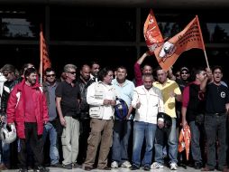 Un grupo de empleados municipales bloquea el acceso al Ministerio de Reforma Administrativa en Atenas. EFE  /