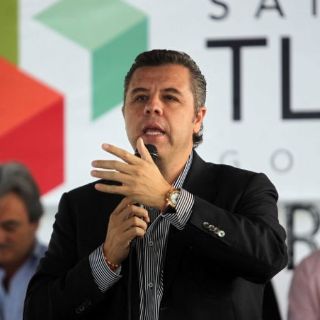 Alfredo Barba entrega escrituras a mil 500 familias