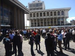 En Ciudad de Guatemala, decenas de personas salieron a las calles ante el temblor. AFP  /