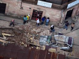 Habitantes de San Marcos observan los daños dejados por el sismo. AP  /