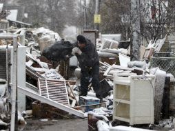 Un hombre trabaja en la nieve para limpiar su casa Staten Island, NY. AP  /