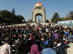 Muchas personas fueron evacuadas de sus escuelas y lugares de trabajo en DF. EFE  /