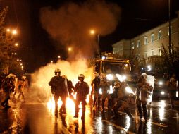 Grupos de jóvenes lanzaron piedras y bombas incendiarias contra las fuerzas policiacas. XINHUA  /