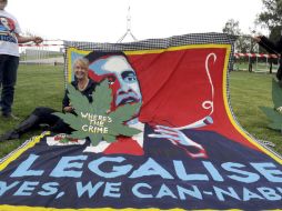 Imagen de noviembre de 2011, muestra a una mujer que pide la legalización de la mariguana. EFE  /