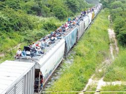 Los indocumentados viajaban en condiciones que ponían en peligro su vida. ARCHIVO  /