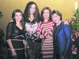 LAS ANFITRIONAS. De derecha a izquierda: Amelia Almada, Melis Gallardo, la feliz novia Alejandra Ramírez y Lorenza Gallardo.  /