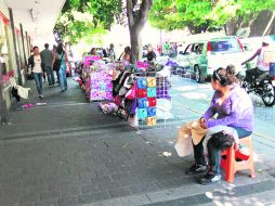PERSISTEN. Comerciantes irregulares, ayer en el cruce de la calle Ramón Corono y la Avenida Juárez del Centro Histórico.  /