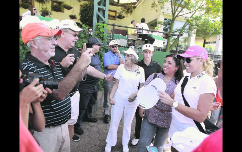 La golfista Natalie Gulbis fue de las más buscadas para conseguir una firma o retratarse con ella.  /